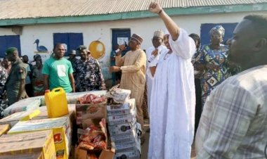 “Compassion in action: Mrs. Zaynab Akume donates relief items to IDPs in Daudu”